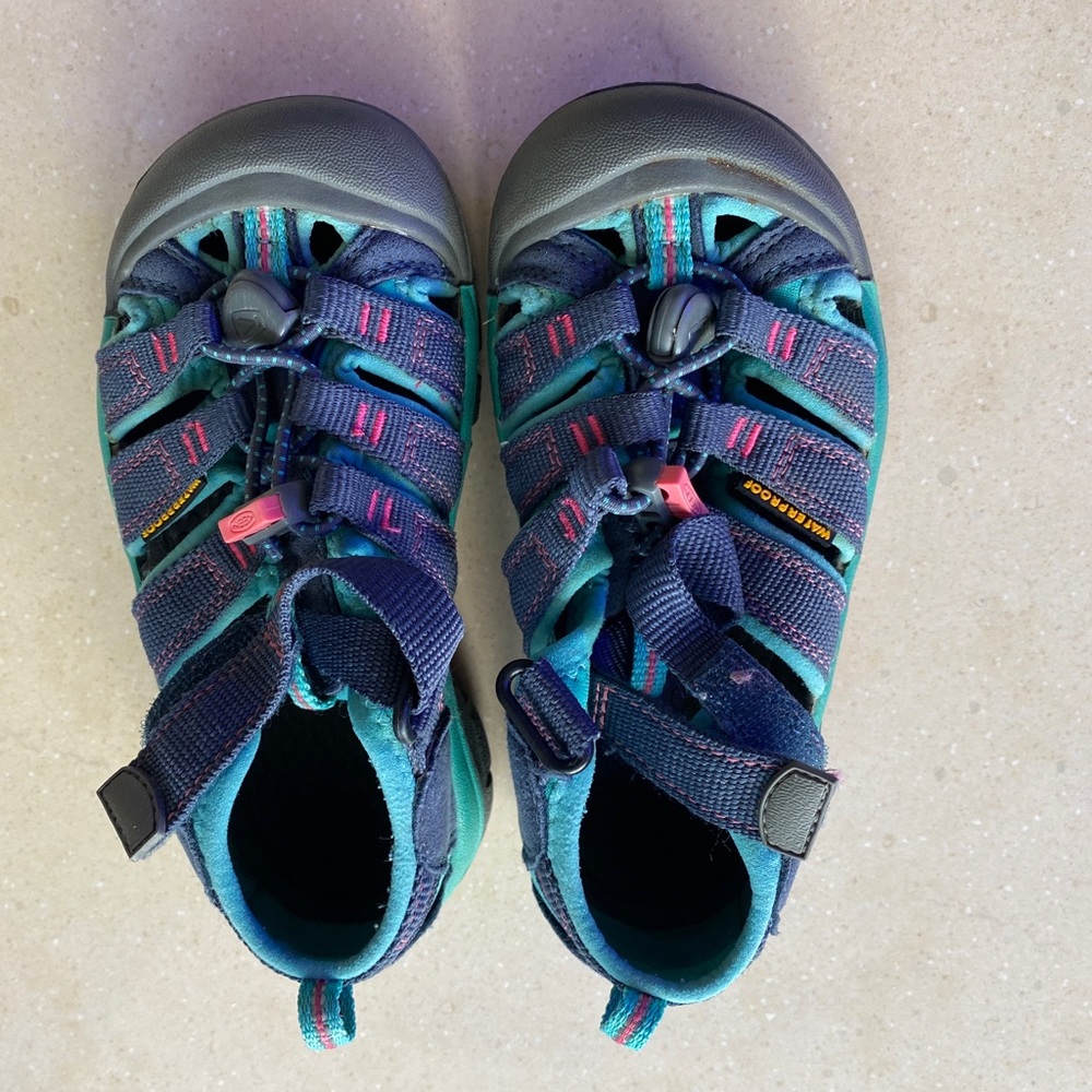 Very good used condition.  Keens shoes for kids.